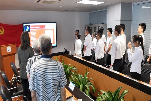集体合唱国际歌