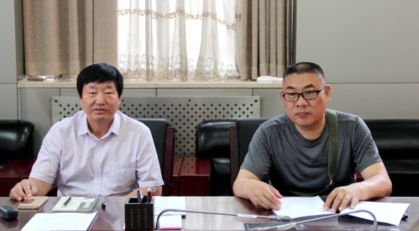 李根全院长(左)和靳如军处长(右)