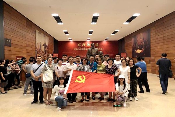 教师参观主题展览