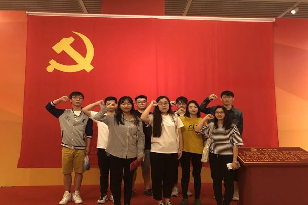 学生参观主题展览